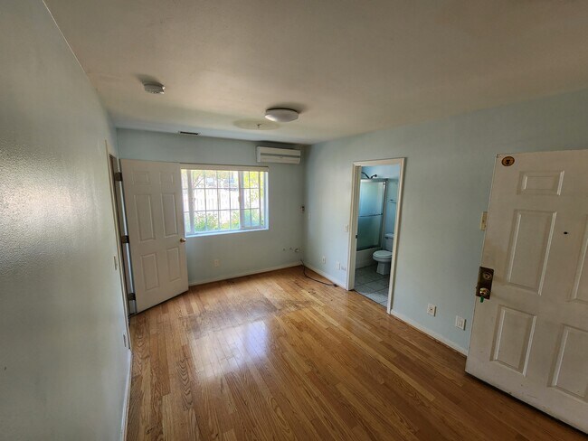 Building Photo - 400 S Norton Ave