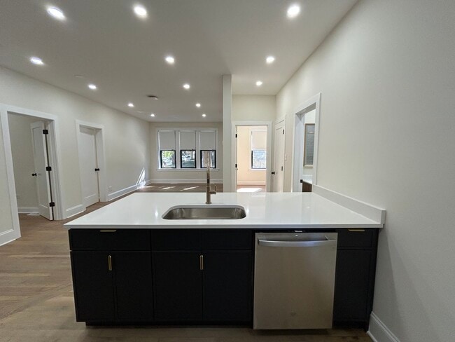 Building Photo - 4636 N Hamilton Ave