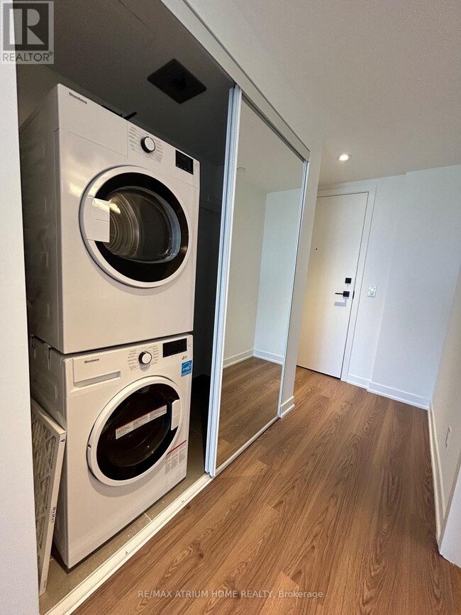 Building Photo - 319 Jarvis St