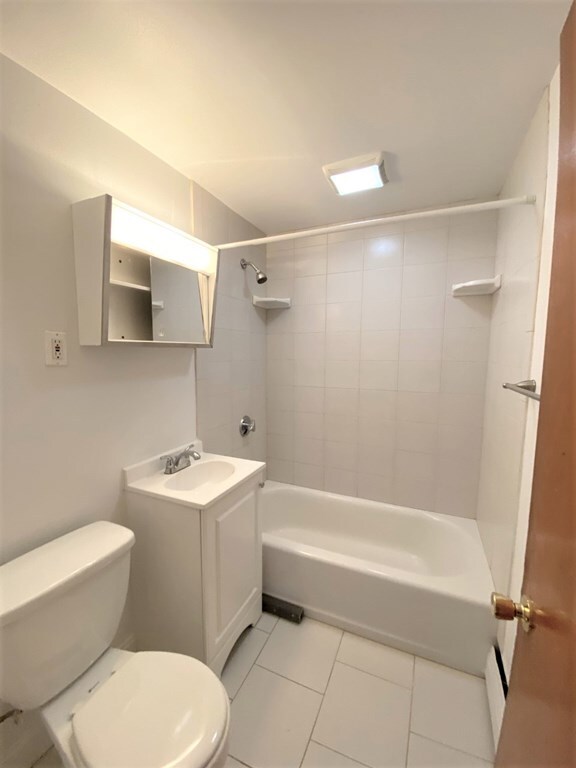 Building Photo - 14 Iris Ct