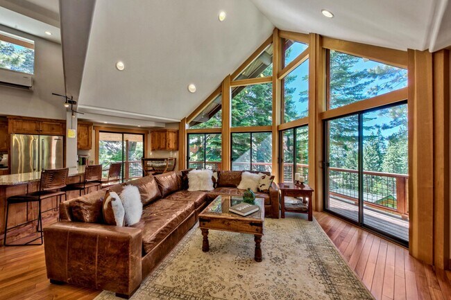 Foto del edificio - Gorgeous Lakeview! Pet Friendly w a Garage & AC!