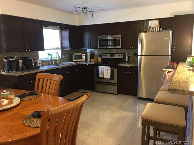 Foto del edificio - 284 Santander Ave