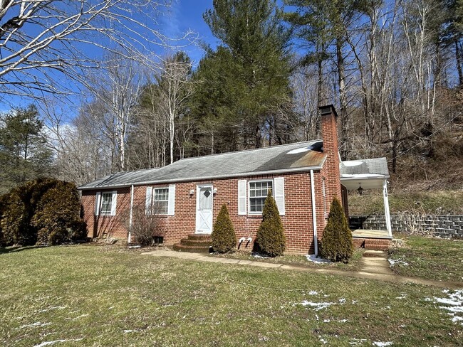 Cute Brick House in Cove Creek Area - Cute Brick House in Cove Creek Area