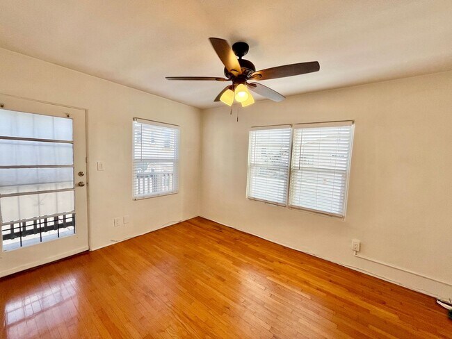 Foto del edificio - Upstairs 1 Bedroom Available with A/C in G...