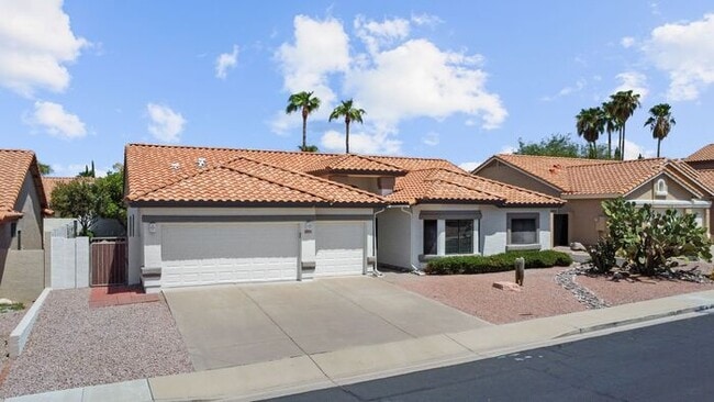 Building Photo - Nice Single level 4-bedroom home with a pool