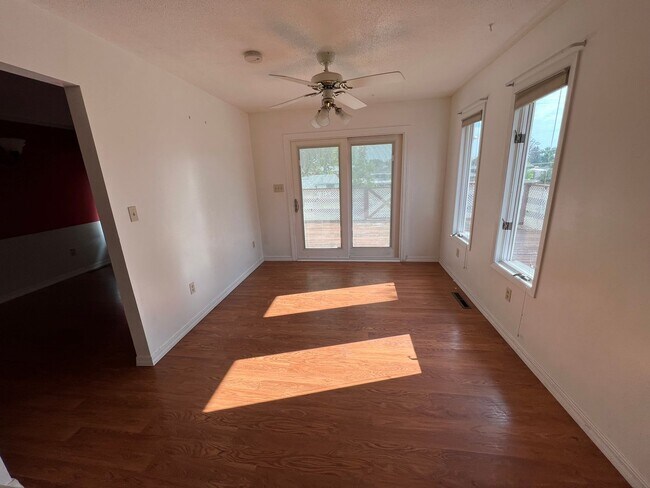 Building Photo - 25% OFF FIRST MONTHS RENT - Beautiful 4 be...