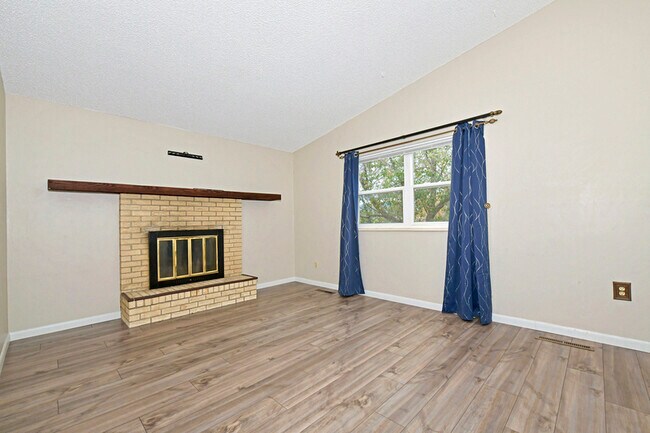 Building Photo - 5559 Descanso Cir E