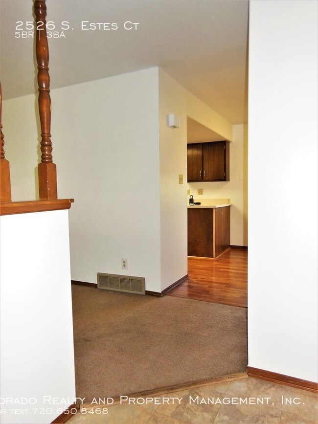 Building Photo - Gorgeous 5 bedroom Home in Lakewood
