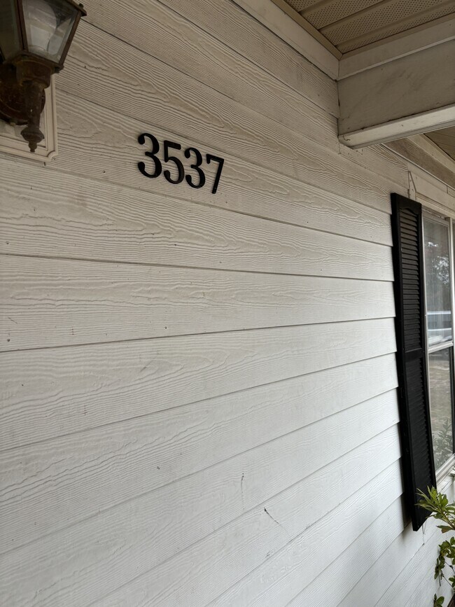 Building Photo - 3537 Ireland Dr