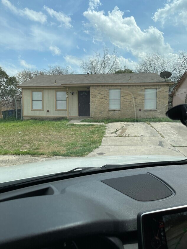 3442 Gateway Dr, San Antonio, TX 78210 Townhome Rentals in San