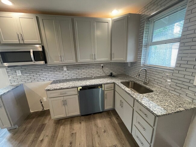 Foto del edificio - Rehabbed Spacious 2 BR/1BA House - Northwoods