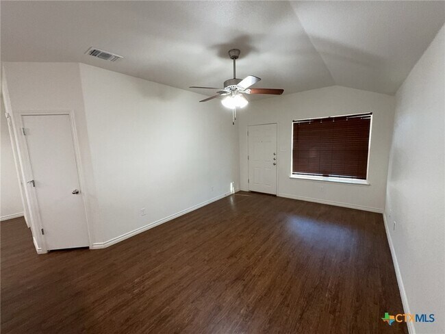 Foto del edificio - 5706 Lariat Ct