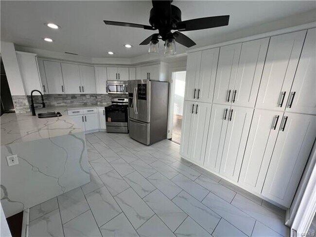 Foto del edificio - Beautifully Menifee Home with Three-Car Ga...