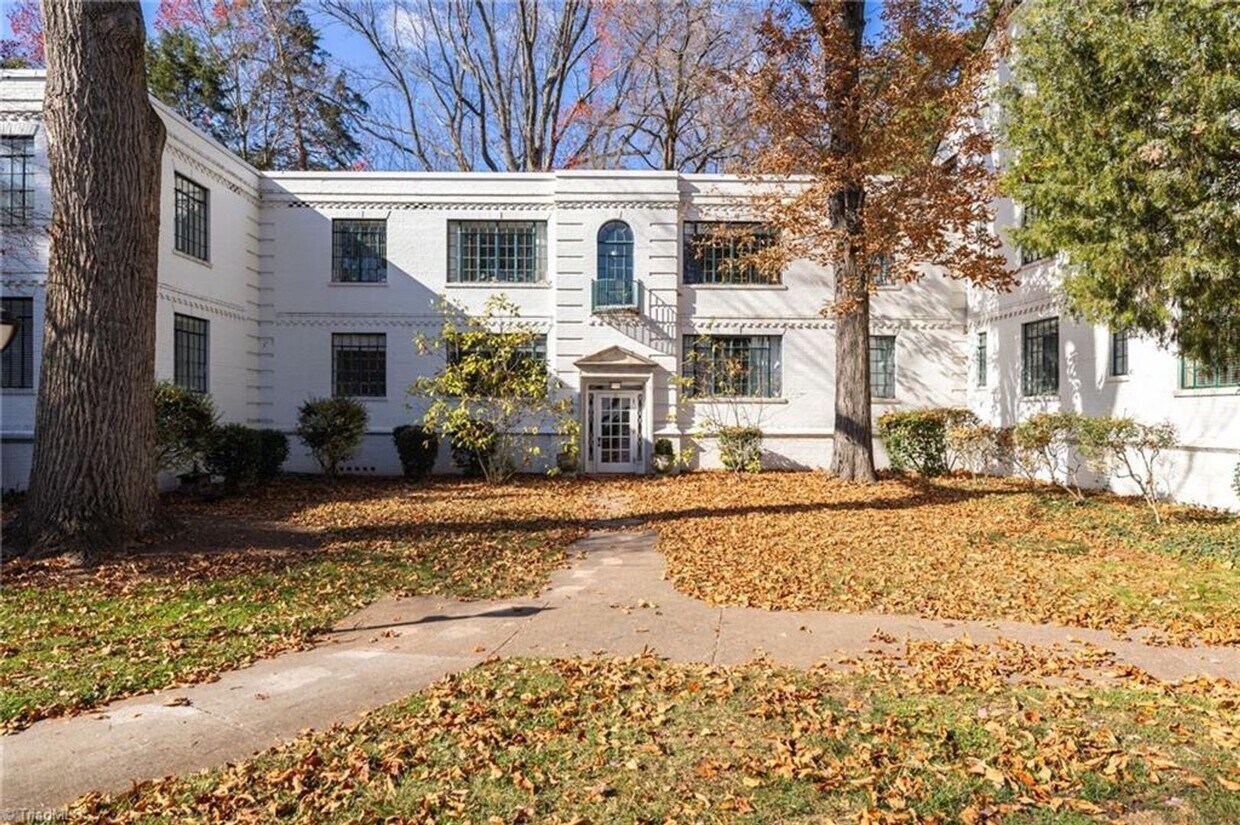 Foto principal - 2 Bedroom Country Club Manor Condo on N Elm