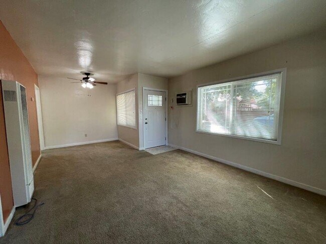 Building Photo - Great 1 Bedroom in the Heart of Woodland