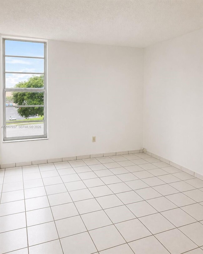 Building Photo - 310 Fontainebleau Blvd