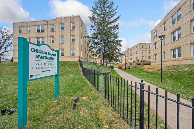 Foto del edificio - Chillum Manor Apartments