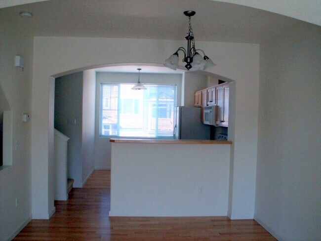 Foto del edificio - Gorgeous Tri-Level Condo at Progress Ridge With Views of Lake ~ Must See!