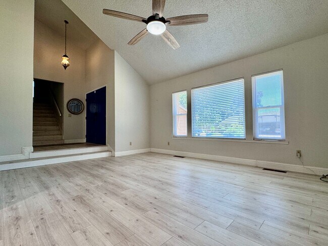 Building Photo - NOW AVAILABLE - 4 BED, 3 BATH, 2 CAR GARAG...