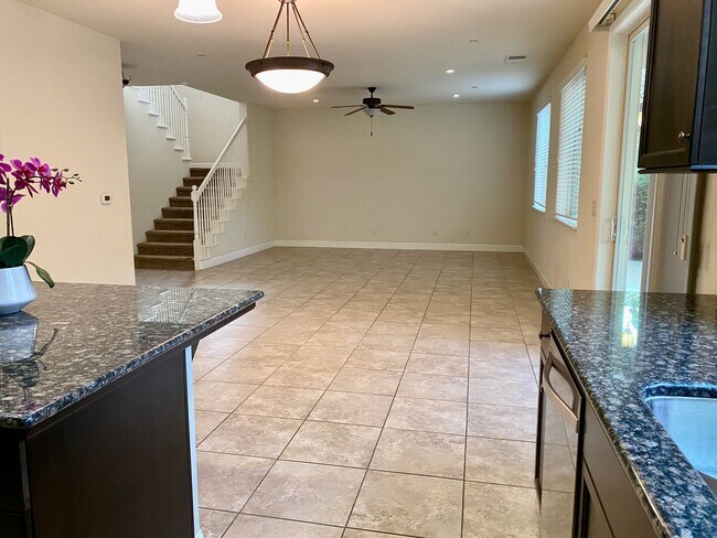 Foto del edificio - $3,150 Copper River, Beautiful 4 Bedroom -  E. Via Estrella Dr, Fresno / Gated Community