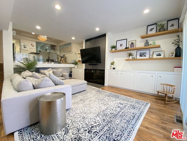 Building Photo - 4760 La Villa Marina