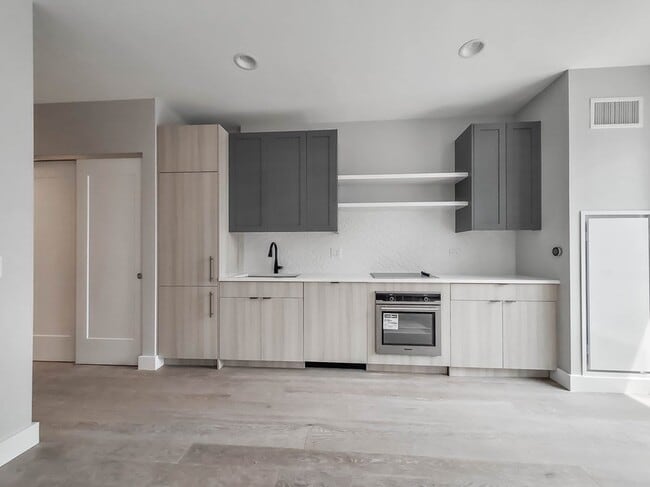 Photo - 122 W Division St Apartment