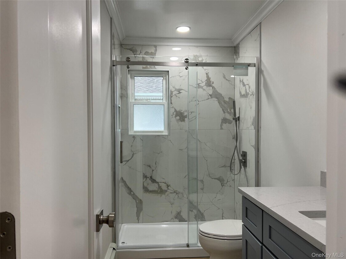 Foto principal - 683 Old Bethpage Rd