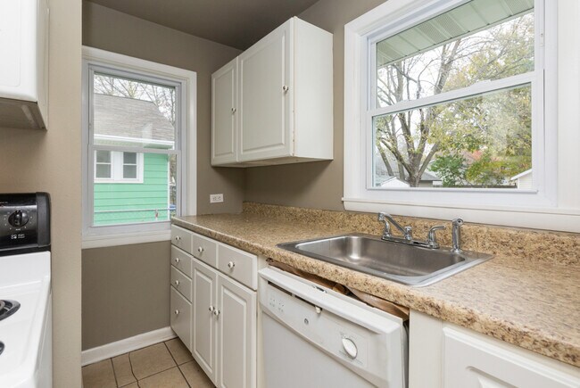 Building Photo - Adorable 2 Bedroom 1 Bath Home