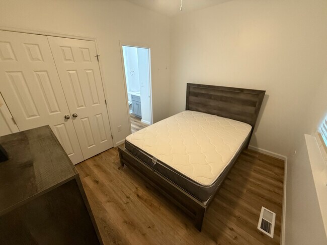 Foto del edificio - Room in Duplex on S Alston Ave