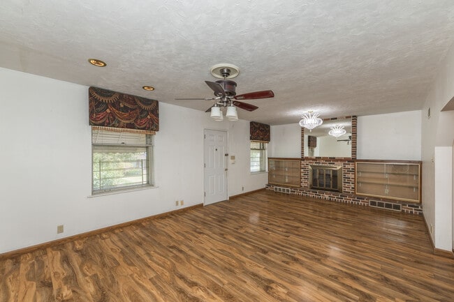 Living room - 5252 Maffitt Ave