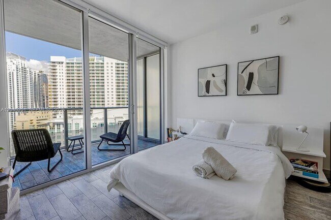 Foto del edificio - 1300 Brickell Bay Dr