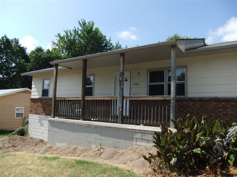 3 br, 1.5 bath House 304 John Place House Rental in Neosho, MO