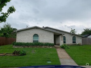 Building Photo - 3614 Pinoak Dr
