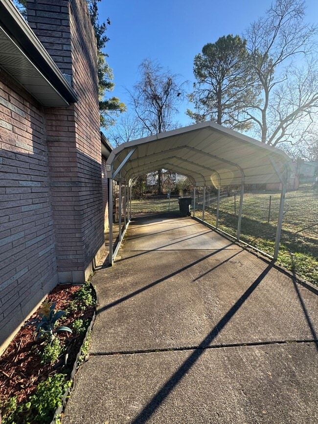 Building Photo - Spacious Brick Home in Desirable Inglewood – East Nashville