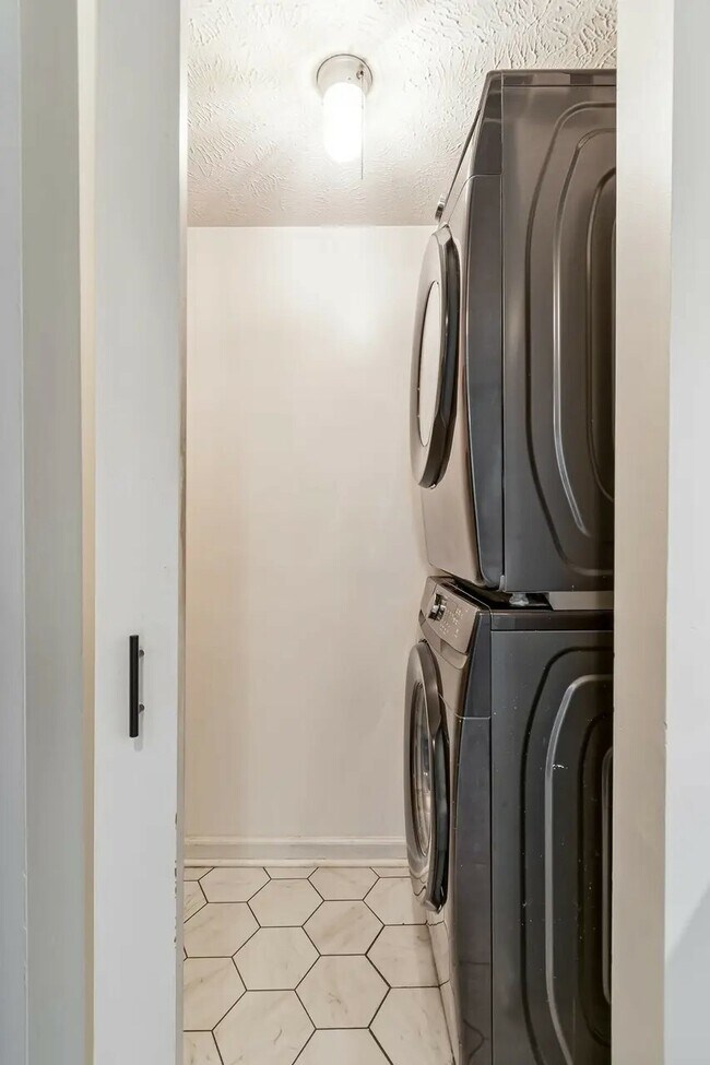 Foto del edificio - 420 Elysian Fields Rd