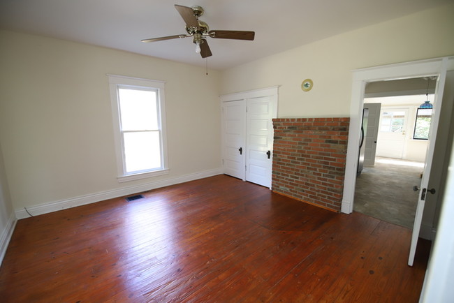Building Photo - Three Bedroom Farm house in Pewee Valley