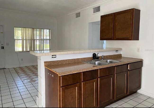 Building Photo - 127 Country Club Dr