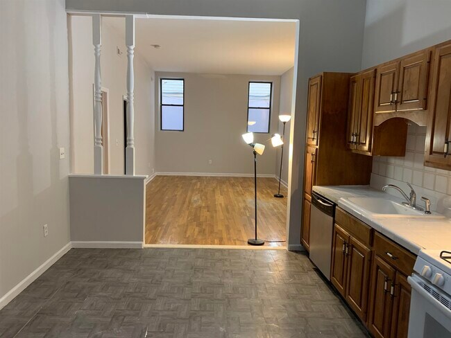 Building Photo - 118 Leonard St