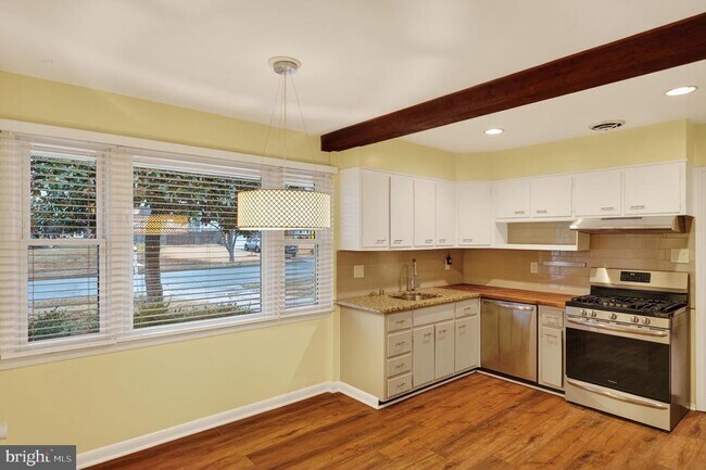 Foto del edificio - 5219 Montgomery St