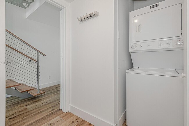 Foto del edificio - 690 SW 1st Ct