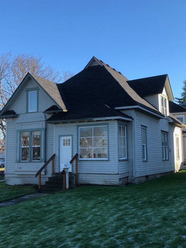 Foto principal - Great 6 bdrm/2 bath close to WWU and downtown