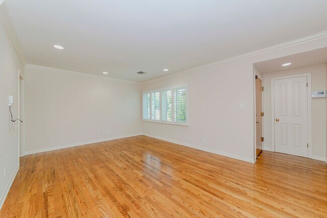 Foto del edificio - 2740 Burkshire Ave