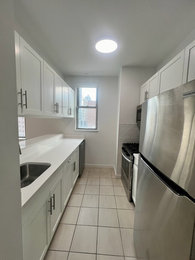 Building Photo - 552 3rd Ave