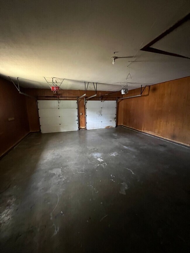 Building Photo - Available Now Large 2 bedroom 2 bath 2 car...