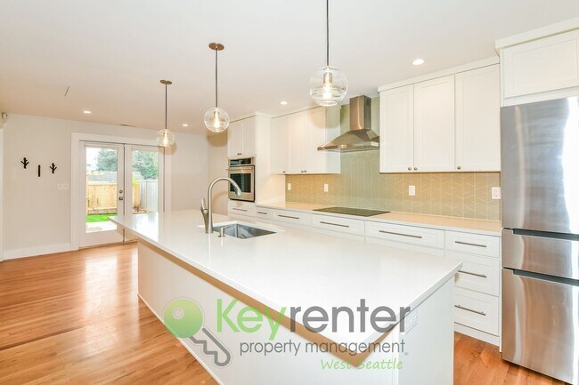 Foto del edificio - Stylish Four Bedroom Home with Hardwood Floors and Outdoor Space