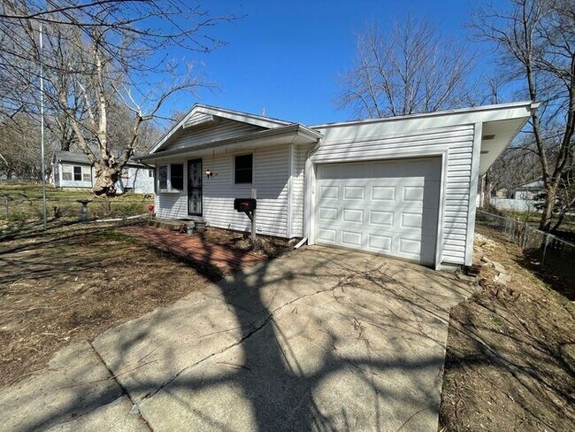 Foto del edificio - Adorable 2 Bedroom, 1 Bathroom, 1 Car Gara...