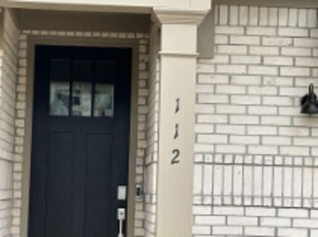 Foto del edificio - 112 Willow Rose Ln