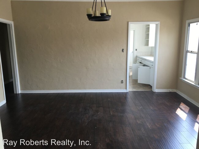 Building Photo - 2616 1/2 Hillcrest Dr