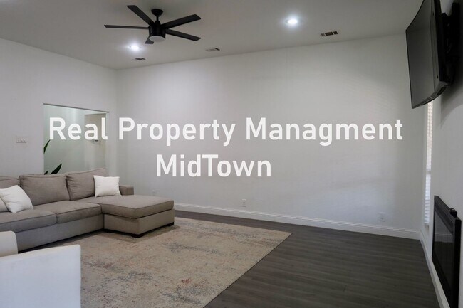 Building Photo - Charming Home Centrally Located in the DFW