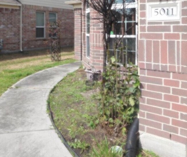 Foto del edificio - 5011 Forest Hurst Glen